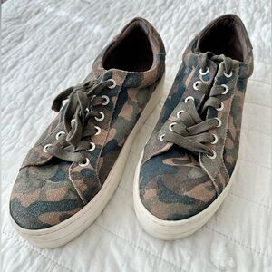 J/Slides Size 8.5 Camouflage Lace-Up Platform Sneakers